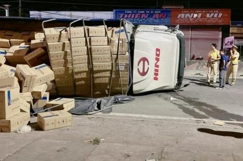Xe tải 'leo' dải phân cách rồi lật ngang trên quốc lộ 1