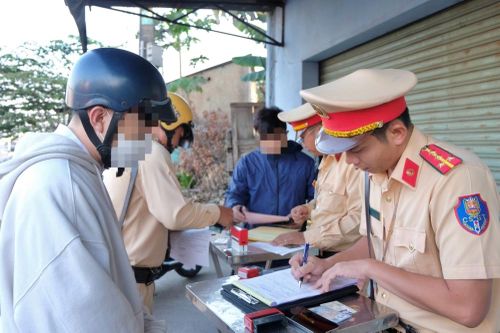 Cảnh sát giao thông ghi hình, xử lý hàng chục trường hợp chạy ngược chiều trên quốc lộ 51