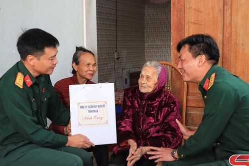 Thăm, tặng quà các gia đình chính sách, người có công với cách mạng
