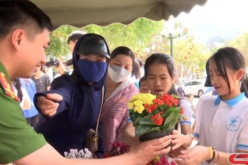 Đoàn viên thanh niên thị trấn Mộc Châu đổi rác thải tái chế lấy cây xanh