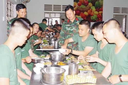 Tận tình như người anh, thân thiết như người bạn