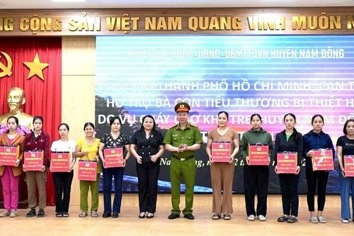 Hỗ trợ 300 triệu đồng các hộ tiểu thương chợ Khe Tre và gia đình Liệt sĩ Trần Duy Hùng