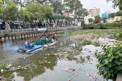 Thành phố Hồ Chí Minh: Chi hàng chục tỷ đồng mỗi năm để xử lý rác kênh, rạch