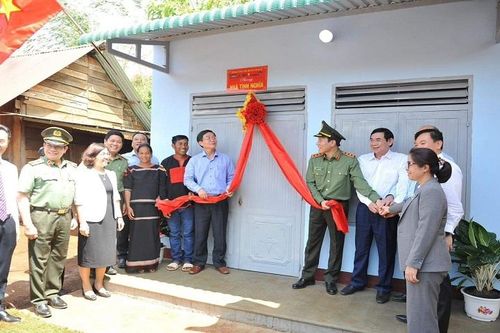 Đắk Lắk: Bộ Công an trao tặng nhà mẫu và kinh phí hỗ trợ xây dựng 1.200 căn nhà cho hộ nghèo