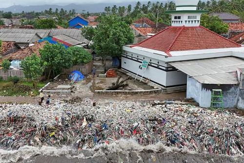 Kinh hoàng núi rác thải khổng lổ bao quanh làng chài ở Indonesia suốt 40 năm nay