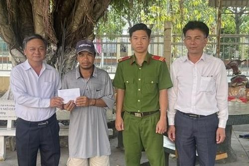 'Không có các anh Công an, tôi không biết đi bộ đến bao giờ mới về đến Kon Tum'