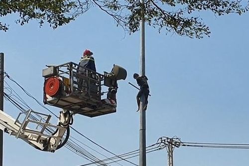 Giải cứu nam thanh niên 'ngáo đá' cố thủ trên cột đèn