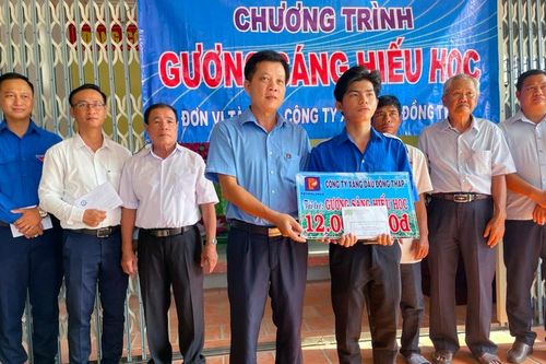 Hội Khuyến học tỉnh Đồng Tháp trao học bổng Gương sáng hiếu học tặng sinh viên Nguyễn Hoàng Huy