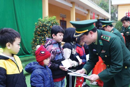 Nghĩa tình quân dân nơi biên giới