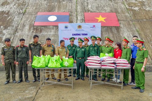 Công an Thừa Thiên - Huế tặng gạo, muối cho lực lượng quân sự Lào