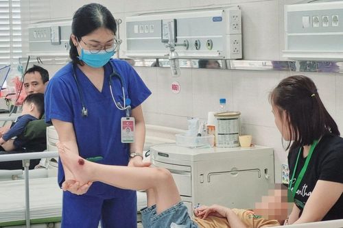 Bé 7 tuổi bất ngờ yếu liệt tứ chi, đi khám phát hiện mắc bệnh cực hiếm gặp