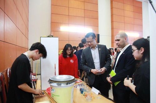 Sự năng động của học sinh Hà Nội gây ấn tượng khách quốc tế