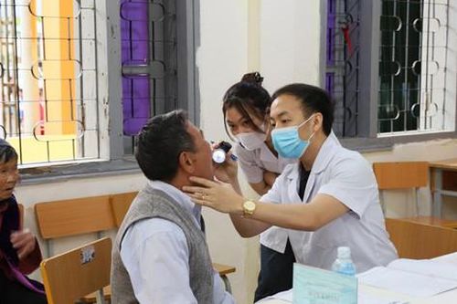 Khám bệnh và cấp phát thuốc miễn phí cho 700 người dân Điện Biên