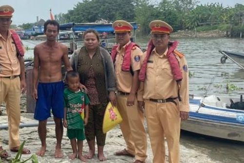 Cảnh sát giao thông cứu sống một gia đình 3 người bị chìm ghe trên sông