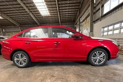 Cận cảnh xe ô tô rẻ ngang Kia Morning và Hyundai Grand i10, sang hơn cả Mazda 3 về Việt Nam