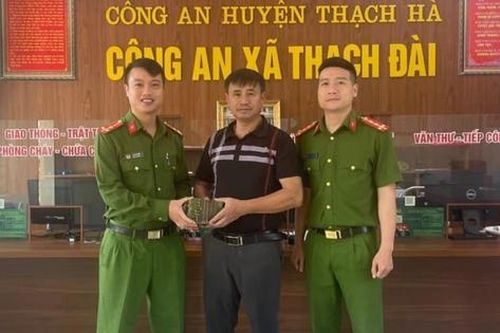 Túi nilon chứa 100 triệu đồng từ nóc ô tô rơi vương vãi xuống đường