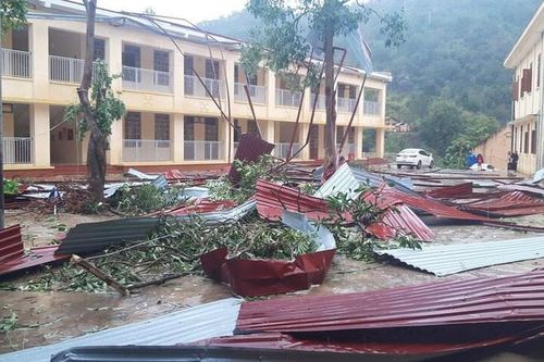 Mưa đá bất ngờ ở Sơn La khiến cây cối gãy đổ, nhà tốc mái