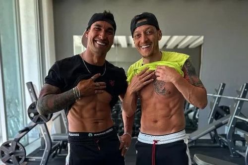 Ozil làm Ronaldo trầm trồ
