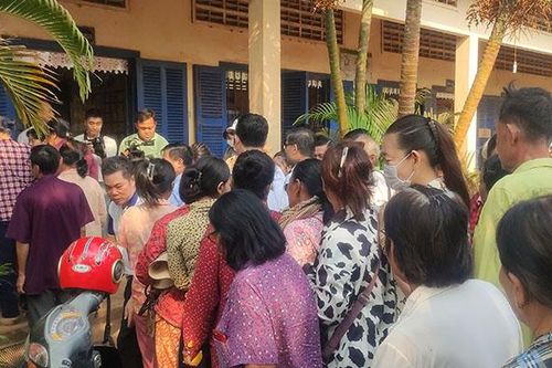 Khám bệnh và tặng quà cho người gốc Việt Nam và Khmer tỉnh Kratie