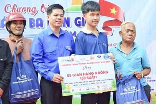 Chương trình 'Tháng ba biên giới' tại tỉnh Gia Lai trao quà tặng người dân với kinh phí hơn 160 triệu đồng
