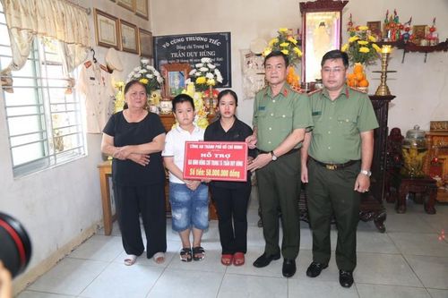 Trao quà cho bà con tiểu thương, hỗ trợ thân nhân Phó trưởng Công an phường hy sinh