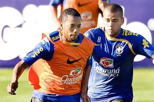 Tiếng nói ở Brazil lên án Dani Alves và Robinho