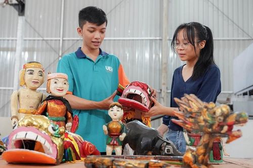 Sinh viên TPHCM chế tạo robot múa rối nước cực sinh động