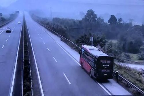 Lực lượng CSGT tăng cường xử lý xe đón, trả khách trên cao tốc Nội Bài – Lào Cai
