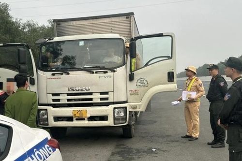 Bắt quả tang nhóm tài xế dừng ô tô trên cao tốc Hà Nội - Hải Phòng để đánh bạc