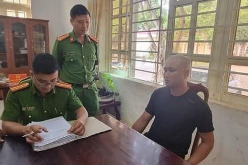 Bắt đối tượng truy nã đặc biệt nguy hiểm có thủ 'hàng nóng'