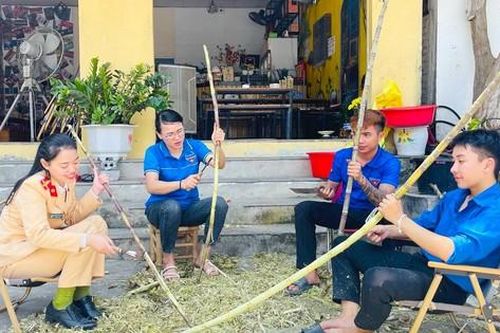 Thanh niên xứ Nghệ bán nước mía gây quỹ hưởng ứng phong trào 'Nhà tôi có bình chữa cháy'