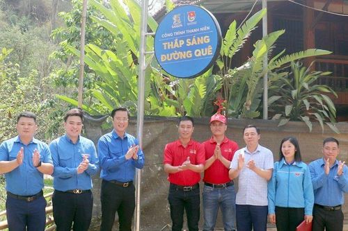 Thắp sáng đường quê bằng năng lượng mặt trời ở Điện Biên