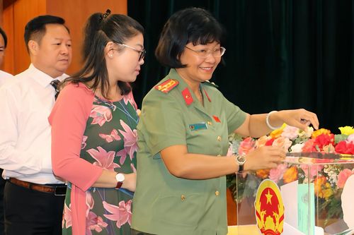 Một số tỉnh cho từ chức, miễn nhiệm cán bộ có phiếu tín nhiệm thấp