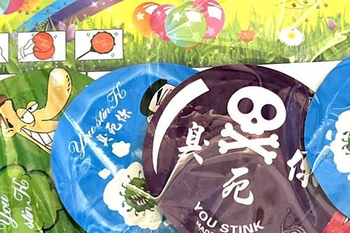 Hàng chục học sinh phải đi cấp cứu do hít khí phát ra từ bóng nổ