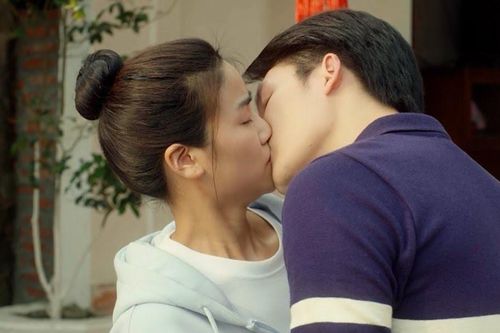 Nụ hôn gây sốt của Đình Tú và Anh Đào