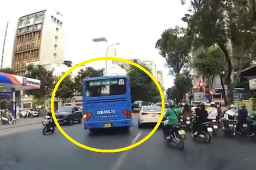 Xe buýt 'đánh võng' giữa giao lộ trung tâm TP.HCM, người đi đường thót tim