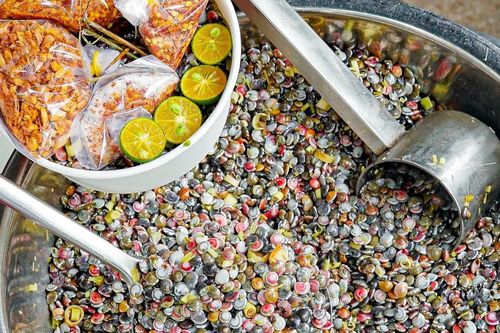 Đặc sản ốc tí hon vị ngon lạ, khách 'hoa mắt' vẫn kiên nhẫn ngồi lể từng con