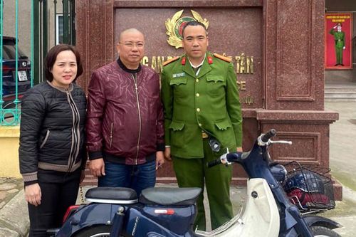 Đi chơi để quên xe máy ở vườn hoa, được công an gọi đến trao trả