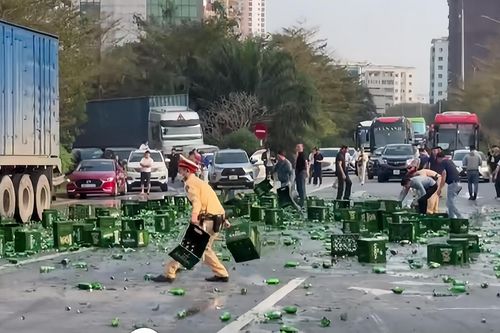 Hàng trăm thùng bia văng xuống đường, CSGT cùng người dân thu dọn giúp tài xế