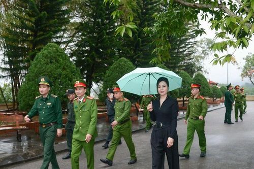 Hoa hậu Phan Kim Oanh trao quà cho trẻ em cùng biên viễn