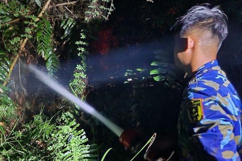 Cán bộ, chiến sĩ Vùng 5 Hải quân kịp thời dập tắt đám cháy giúp dân