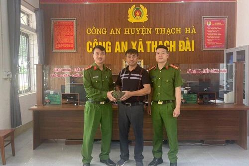 100 triệu trên nóc xe ô tô rơi xuống đường được người dân trả lại