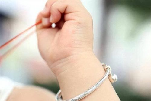 Đeo 'vòng tay bạc' lâu ngày có hút được chất độc ra khỏi cơ thể? Tại sao vòng tay bạc chuyển sang màu đen?