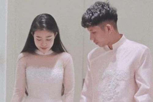 Cầu thủ Hồng Duy tình tứ bên ái nữ Tổng giám đốc công ty cao su, si mê ngắm nhìn nửa kia diện váy cô dâu trước đám cưới