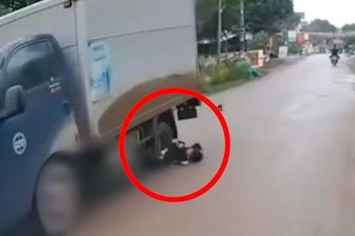 Chạy nhanh qua đường, bé trai va chạm với xe tải, ngã ngay cạnh bánh xe