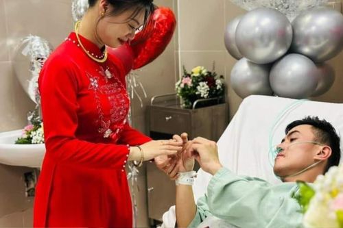 Xúc động lễ cưới có một không hai, cô dâu đến bên giường bệnh nhận nhẫn cưới của chú rể