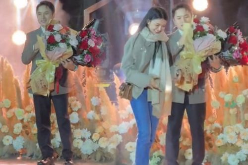 Phan Mạnh Quỳnh hát hit 'Người yêu cũ', bà xã Khánh Vy lên sân khấu nhận xét