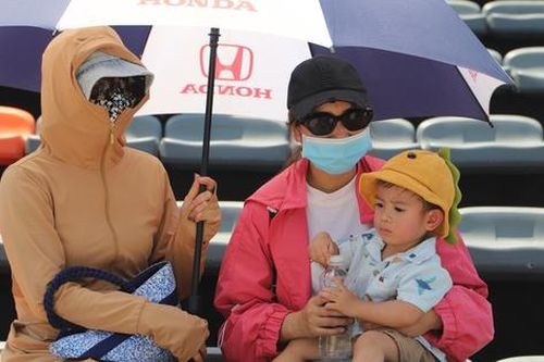 Người dân Bình Định và du khách 'che chắn đủ kiểu' đi xem đua mô tô nước giữa trưa nắng