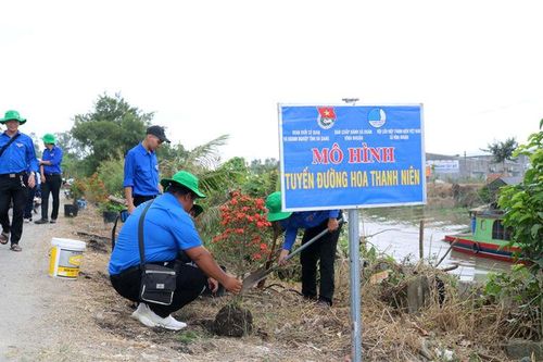 Lắp đèn đường, trồng hoa và tuyên truyền pháp luật ở xã Vĩnh Nhuận