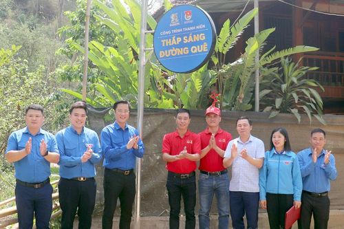 Khánh thành công trình 'Thắp sáng đường quê' tại xã Chiềng Sơ